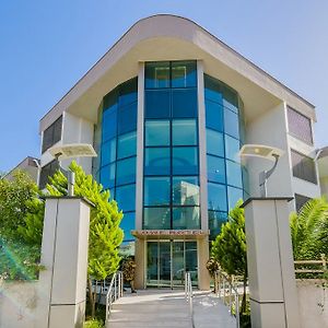 Hotel Side Lowe